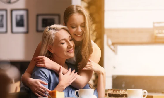 Rüyada küs olduğun annenle konuşmak İslami ve psikolojik yorum