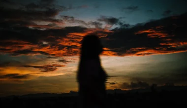 Rüyada uzun süredir küs olduğun birini görmek ne anlama gelir – İslami ve psikolojik tabi