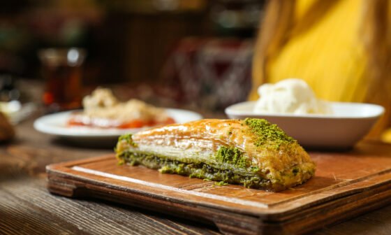 Rüyada tepsiyle baklava görmek haneye girecek bol rızkın, müjdeli haberlerin ve zahmetsiz kazancın İslami işaretidir.