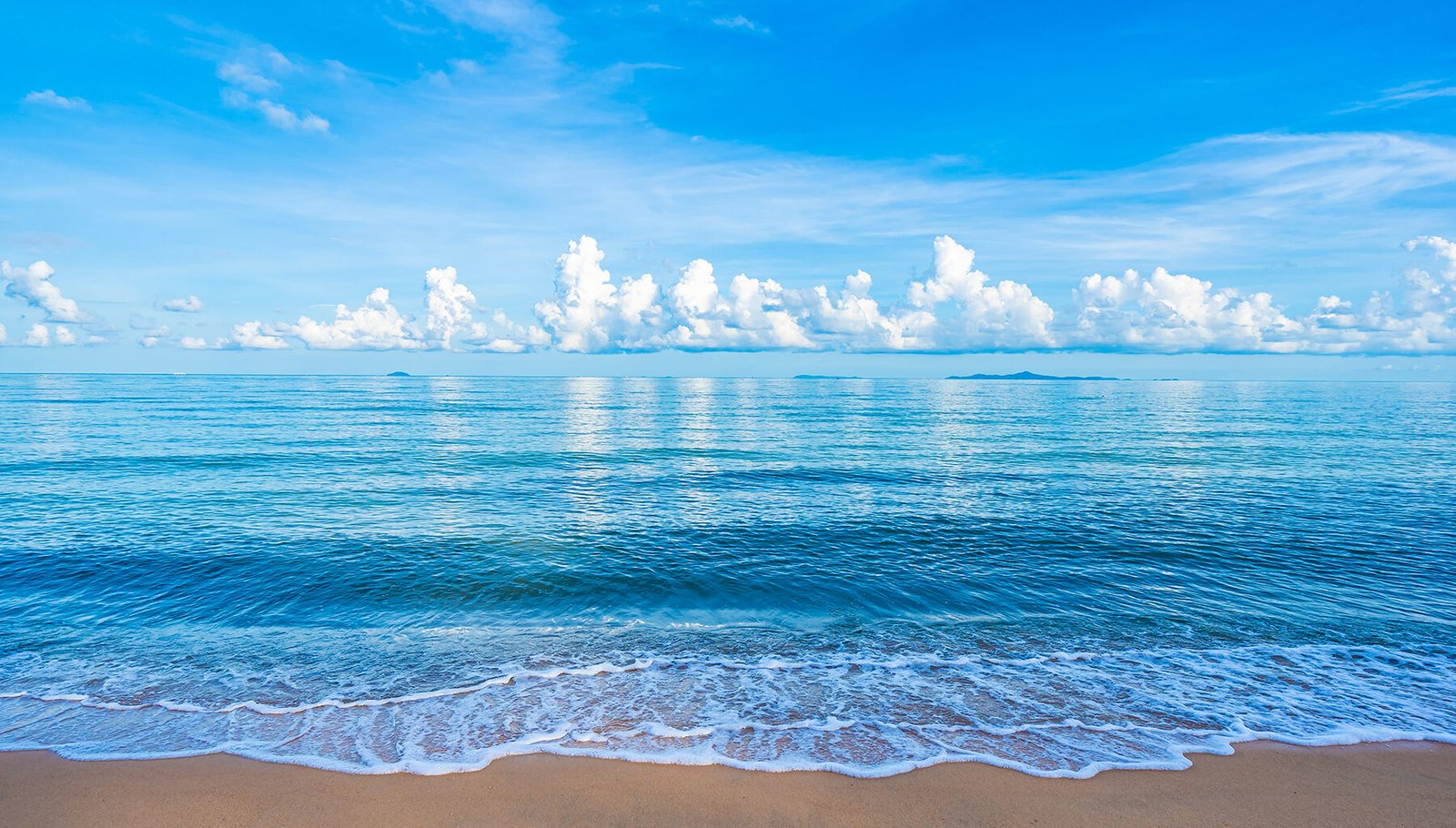 Rüyada uçsuz bucaksız mavi deniz ve sakin sular