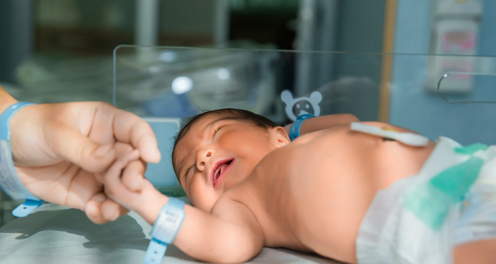 Rüyada erkek bebek doğurmak, İslami rüya tabiri kaynaklarına göre rüya sahibinin sırtını yaslayacağı büyük bir güce, devlete ve itibara kavuşmasına delalet eder.