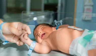 Rüyada erkek bebek doğurmak, İslami rüya tabiri kaynaklarına göre rüya sahibinin sırtını yaslayacağı büyük bir güce, devlete ve itibara kavuşmasına delalet eder.