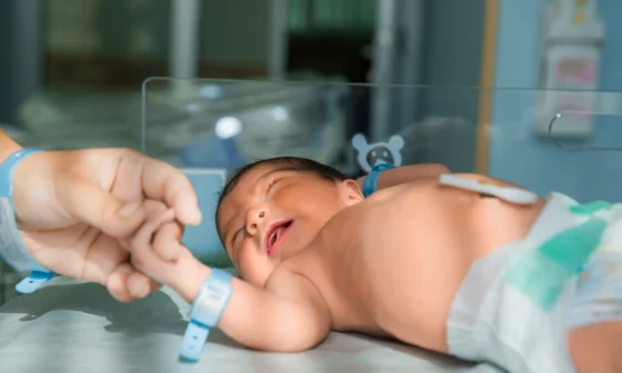 Rüyada erkek bebek doğurmak, İslami rüya tabiri kaynaklarına göre rüya sahibinin sırtını yaslayacağı büyük bir güce, devlete ve itibara kavuşmasına delalet eder.