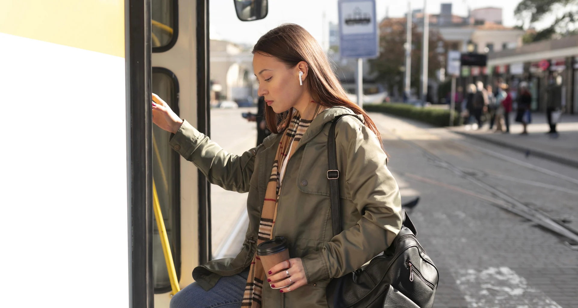 Rüyada otobüse binmek; hayat yolculuğunda yeni bir sayfa açmaya, kalabalıklarla birlikte harekete geçmeye ve hedeflere ulaşmaya işarettir.