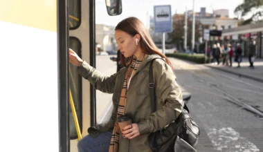 Rüyada otobüse binmek; hayat yolculuğunda yeni bir sayfa açmaya, kalabalıklarla birlikte harekete geçmeye ve hedeflere ulaşmaya işarettir.