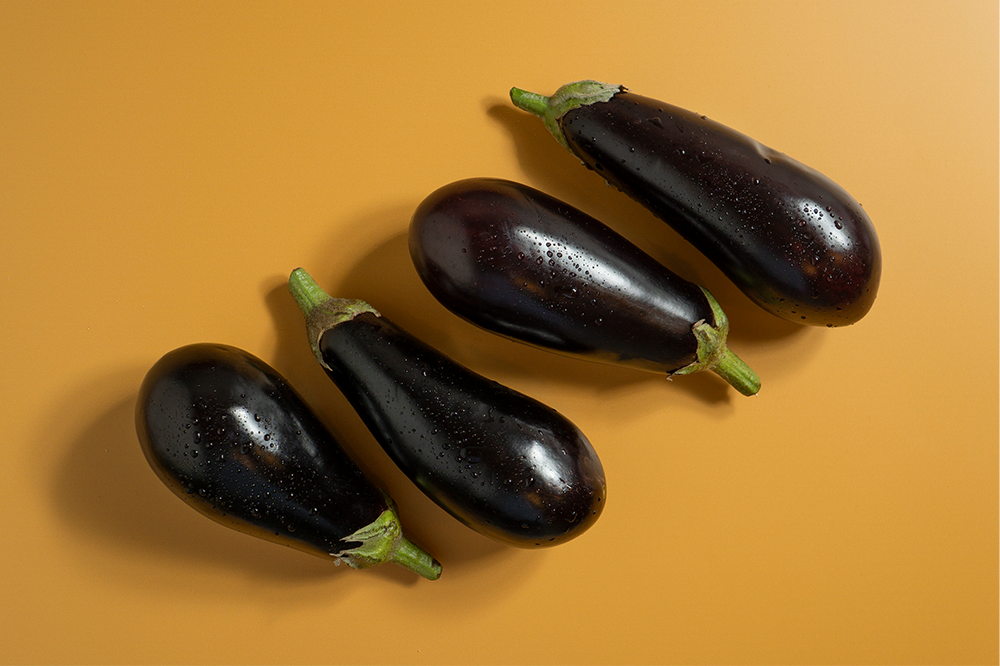 Rüyada patlıcan yemek, yemeğin pişmiş veya çiğ oluşuna göre taban tabana zıt anlamlar taşır. 