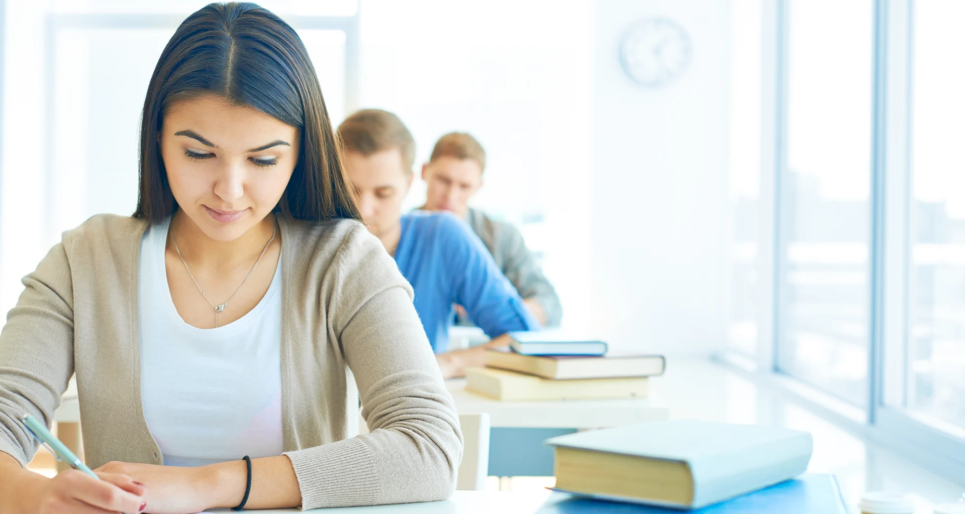 Rüyada sınava girmek kişinin manevi sabrının ölçüldüğü ve dünya hayatındaki çabalarının karşılığını beklediği önemli bir rüya sembolüdür.