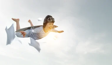 Rüyada uçmak; makam sahibi olmayı ve kişinin önündeki engelleri aşmasını simgeleyen en güçlü rüyadır.