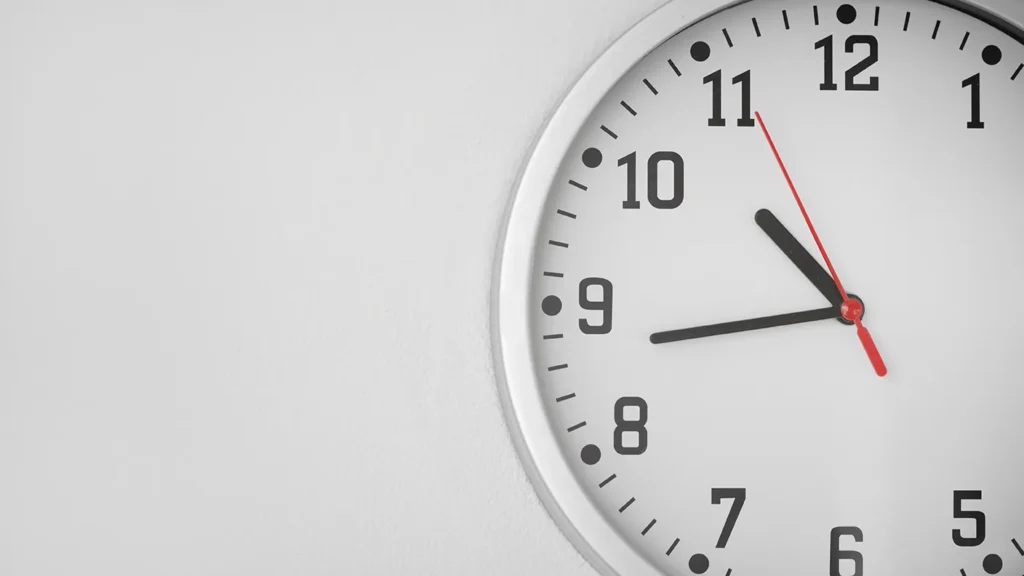 Rüyada saat görmek; kişinin ömür sermayesine, verdiği sözlere, borçlarına ve yaklaşan önemli bir olaya işaret eder.