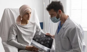 Rüyada kanser olduğunu duymak, beklenmedik bir haberle yaşanan kaygı ve yüzleşme sürecini simgeler