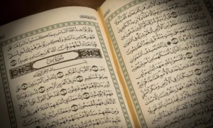 Rüyada Kur’an okumayı simgeleyen manevi ve huzur verici rüya sahnesi