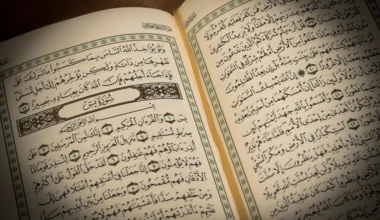 Rüyada Kur’an okumayı simgeleyen manevi ve huzur verici rüya sahnesi